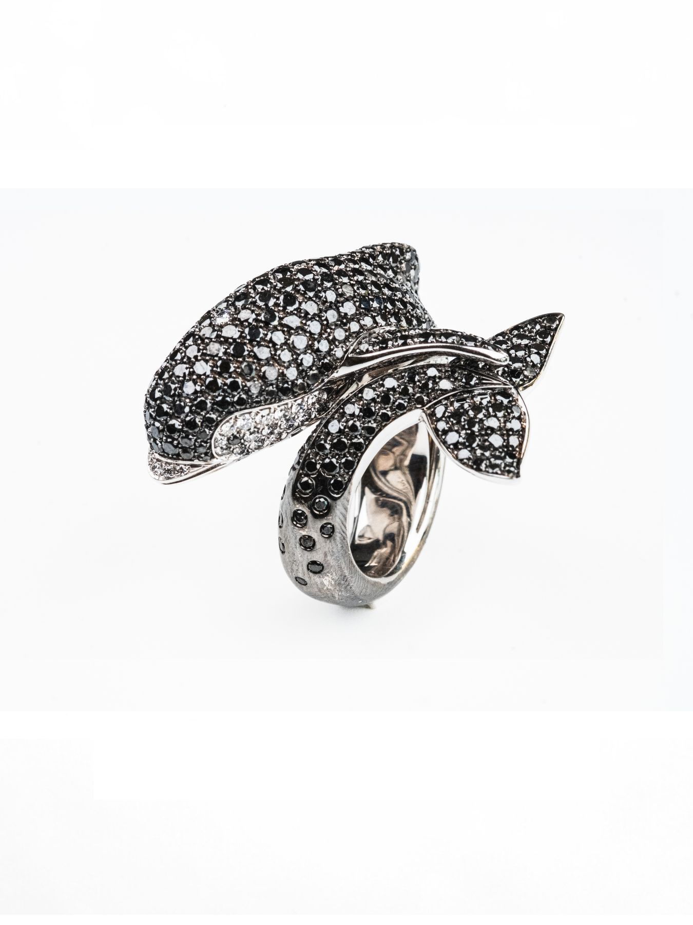 Anello orca con diamanti grigi