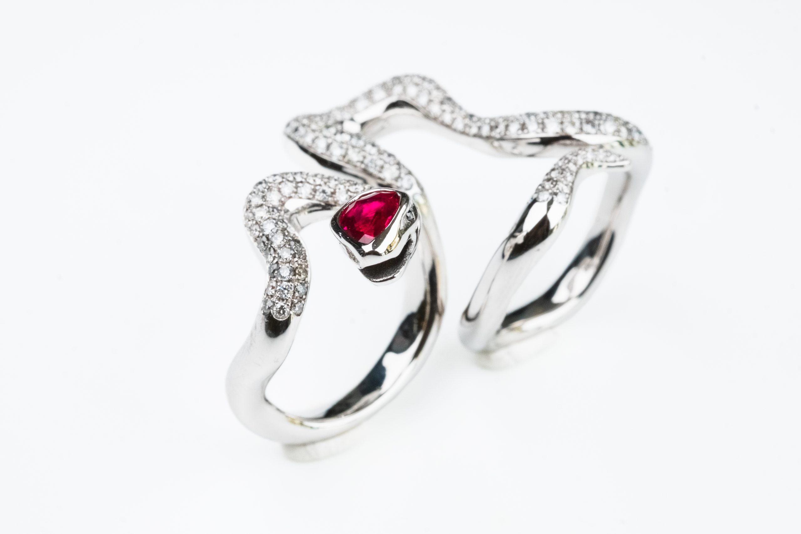 Anello serpente due dita con rubino - immagine 2